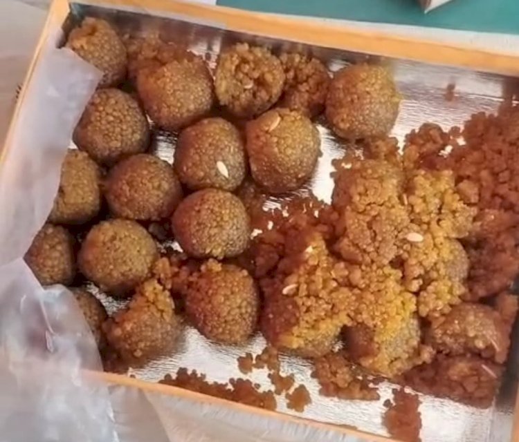हाईस्कूल की परीक्षा पास करने के बाद भगवान को भोग चढ़ाने गई छात्रा को दुकानदार ने खराब लड्डू देकर आस्था के साथ किया खिलवाड़।