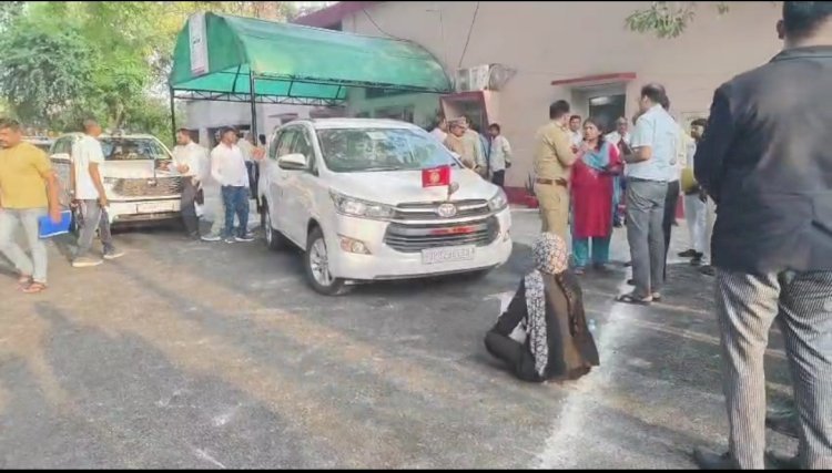 रायबरेली में प्रमुख सचिव व नोडल अधिकारी की गाड़ी के आगे बैठी महिला अधिवक्ता