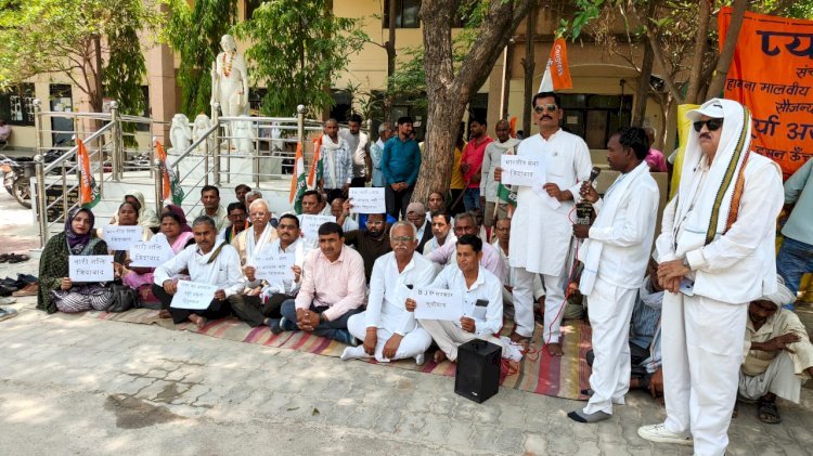 रायबरेली-सैन्य अफसर पर मंत्री की अभद्र टिप्पणी के विरोध में धरने पर बैठे कांग्रेसी,, 