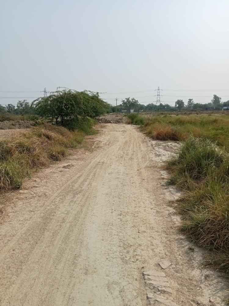 रायबरेली-सैकड़ों वर्ष पुराने मार्ग को खोदकर बना डाला खेत , प्रधान ने की शिकायत,,, 