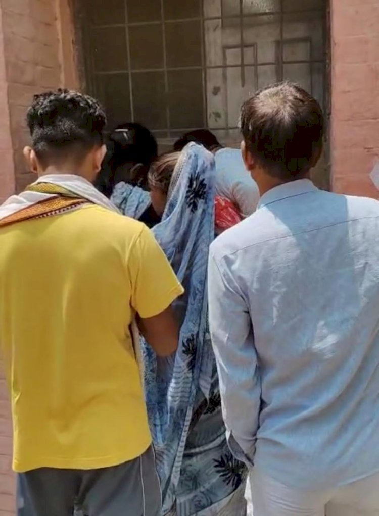रायबरेली-सीएचसी में रोगी का पर्चा बनवाने में तीमारदारों को साथ बदसलूकी का आरोप,,