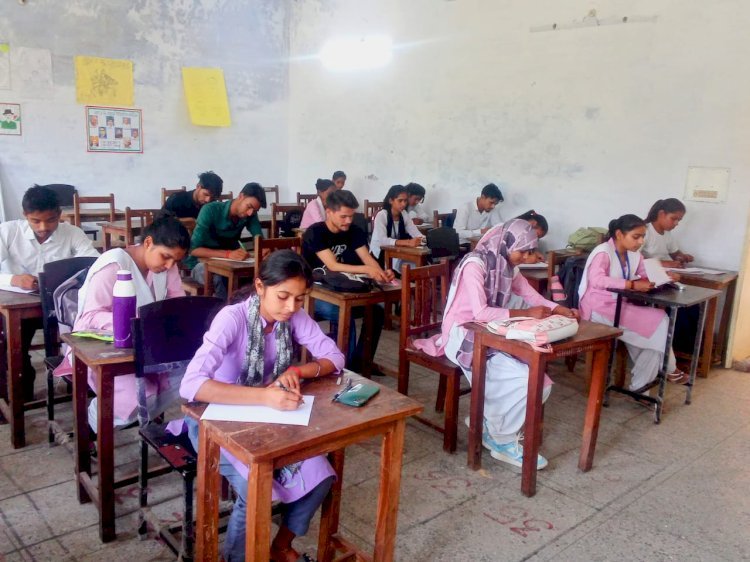 रायबरेली-निबंध और पोस्टर प्रतियोगिता में स्नातक छात्रों स्वच्छता पर रखी भावना