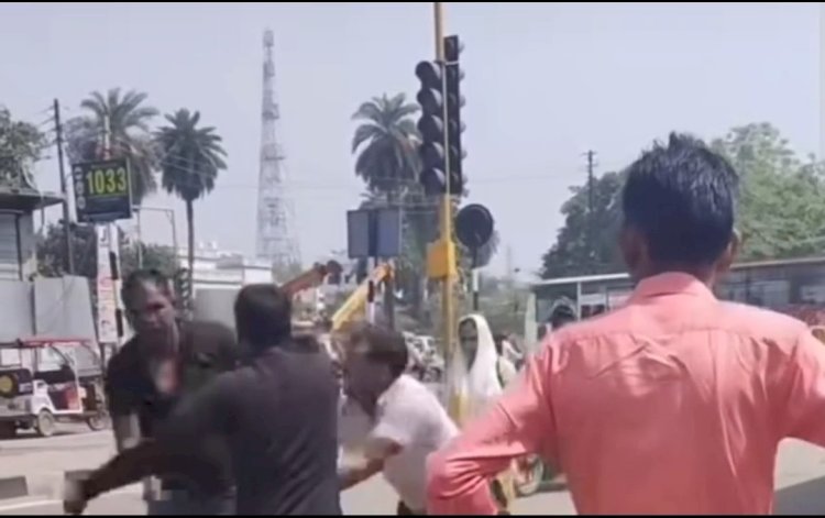 रायबरेली में बीच सड़क पर ऑटो चालकों के बीच जमकर हुई मारपीट