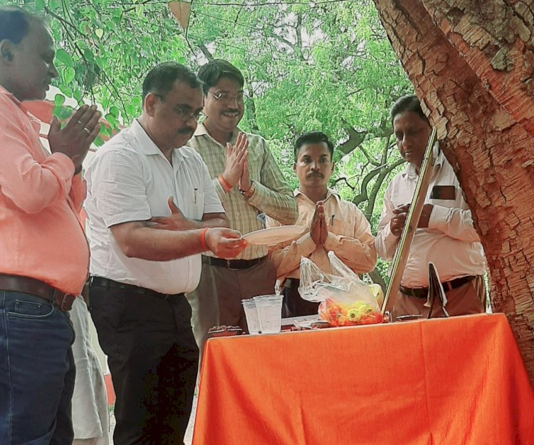 मनोजवं मारुततुल्यवेगं जितेन्द्रियं बुद्धिमतां वरिष्ठम्।