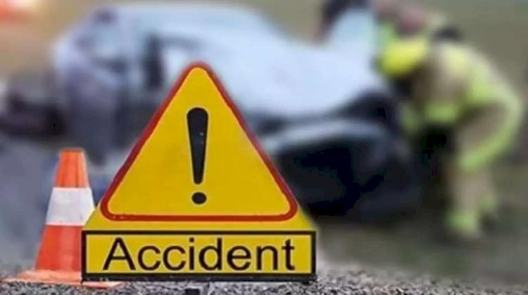 रायबरेली में कार व ट्रक के बीच में हुई जबरदस्त टक्कर