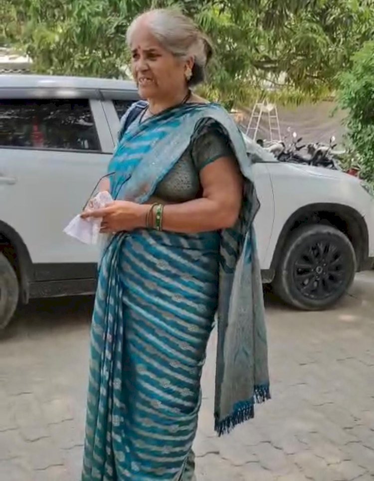 रायबरेली- लूट के मामले में पुलिस द्वारा कोई कार्रवाई न करने से मैनेजर की मां ने कोतवाली में जमकर किया हंगामा,,,,