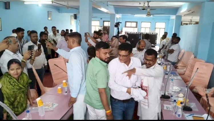 रायबरेली की नगर पालिका बोर्ड बैठक में जमकर हुआ हंगामा,हंगामा देख बैठक को छोड़ नगर पालिका अध्यक्ष निकले बाहर