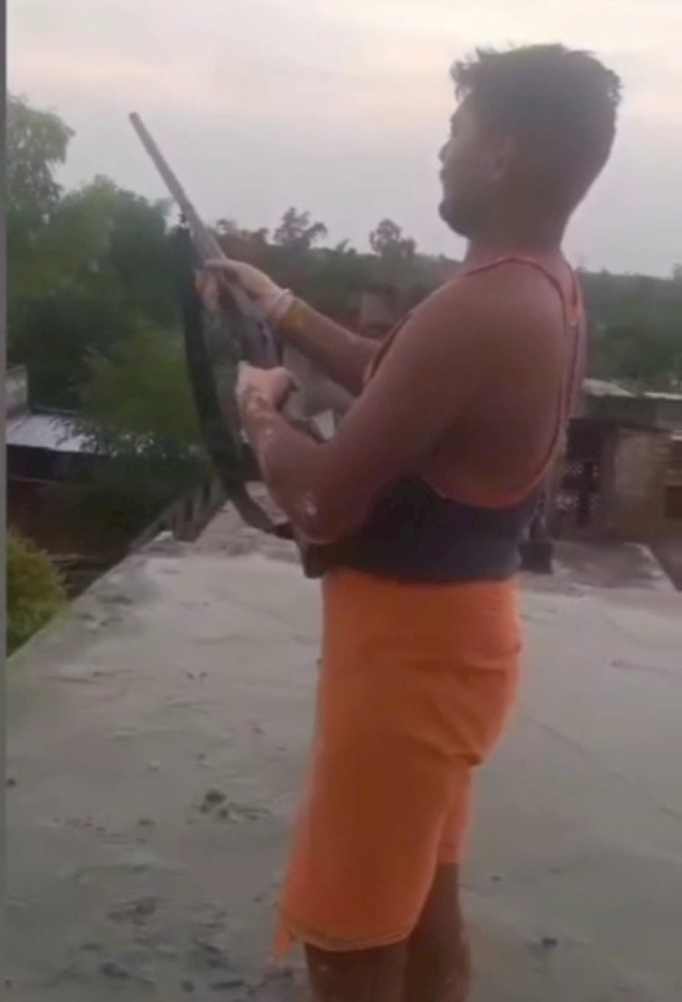 रायबरेली- असलहे का प्रदर्शन करते युवक का वीडियो सोशल मीडिया पर हुआ वायरल