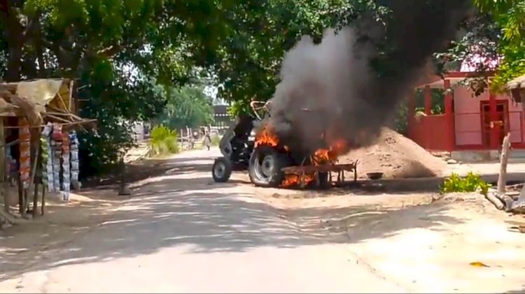 रायबरेली में खेत जोत कर घर जा रहे ट्रैक्टर में अचानक लगी आग