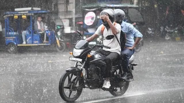 यूपी के कई जिलों में भारी बारिश, दो लोगों की मौत; 19 जिलों को लेकर मौसम विभाग का अलर्ट