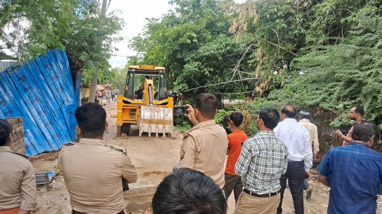 रायबरेली-नायब तहसीलदार व लेखपाल की मौजूदगी में चला बुलडोजर