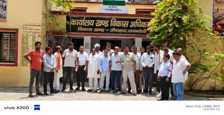 रायबरेली-अधिकारियों की मनमानी के विरुद्ध लामबंद हुए प्रधान , किया प्रदर्शन,,,, 