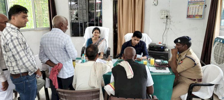 रायबरेली-डीएम-एसपी ने थाना दिवस पर बछरावां में सुनी लोगों की फरियाद