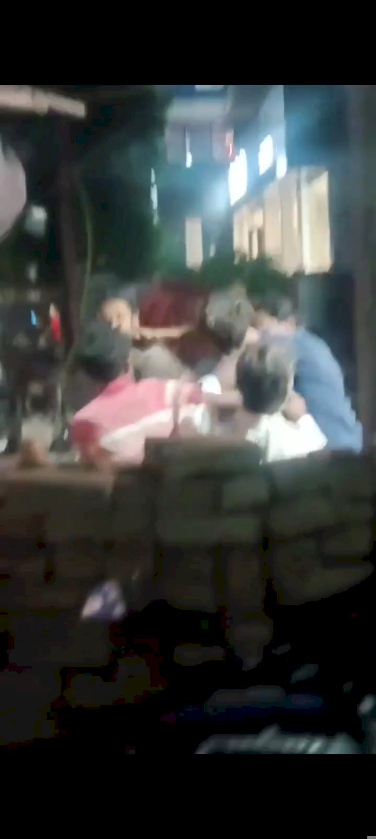 रायबरेली-देशी शराब के ठेके के बाहर शराबियों के बीच जमकर हुई मारपीट