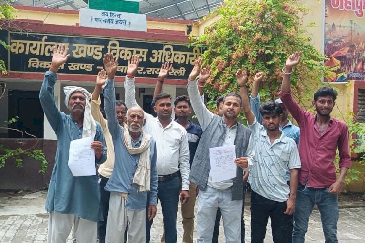 रायबरेली-गांव में सड़क बनी तालाब , ग्रामीणों ने प्रदर्शन कर मांगी राहत,,,,