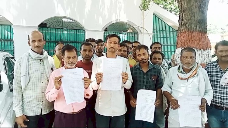 रायबरेली में एसपी ऑफिस में टैम्पो चालको ने अवैध वसूली को लेकर किया प्रदर्शन