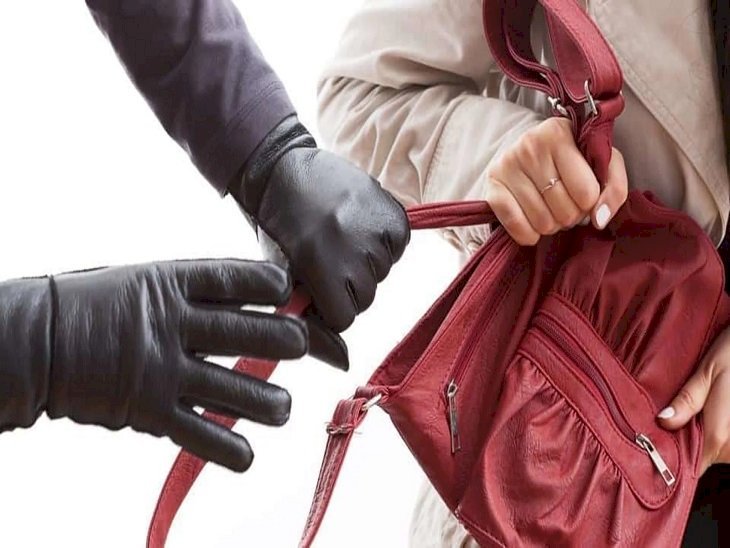 रायबरेली- घोरवारा चौकी से चंद कदमों की दूरी पर बाइक सवार युवकों ने महिला का छीना पर्स