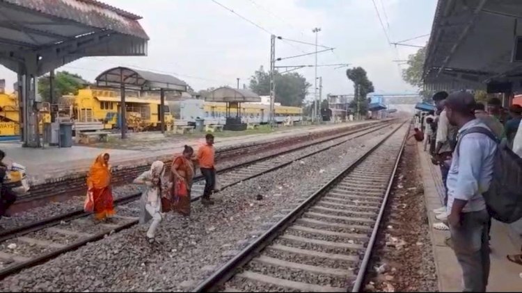 रायबरेली-ऊंचाहार में जान जोखिम में डालकर ट्रेन के आने के समय में यात्रि कर रहे रेलवे लाइन पार आखिर क्या कर रही GRP,,,,,? 