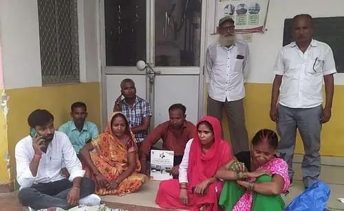 रायबरेली के जिलाअस्पताल परिसर में शव रखकर धरने पर बैठे मृतक के परिजन,डॉ.रुद्रांश मिश्रा पर आरोप पढ़े पूरी खबर 