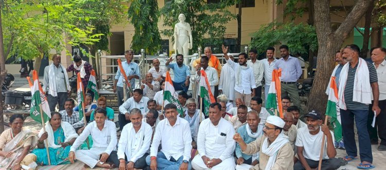 रायबरेली-बिजली पानी को लेकर कांग्रेस ने किया प्रदर्शन , सौंपा ज्ञापन