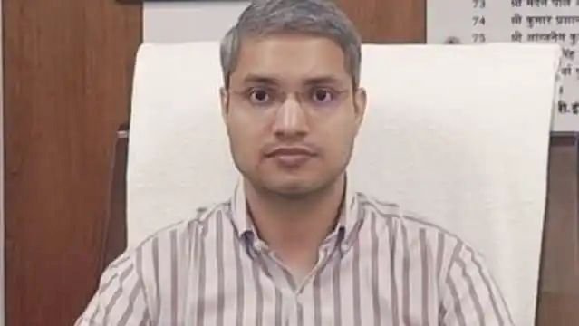 UP में दिव्यांग का घर बुलडोजर से ढहाने में कानूनगो-लेखपाल नपे, DM ने नायब तहसीलदार को भी हटाया