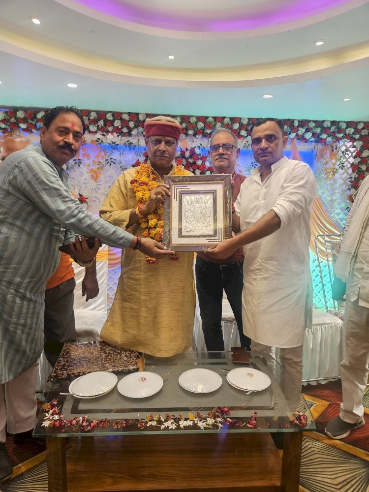 रायबरेली-वरिष्ठ समाजसेवी शैलेन्द्र अग्निहोत्री द्वारा श्रीमाली का माल्यार्पण कर किया गया जोरदार स्वागत