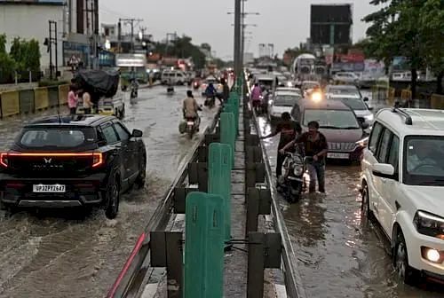 प्रदेश के 14 जिलों में आज भारी बारिश का अलर्ट, घंटे भर की बारिश से लबालब हुई राजधानी; जारी हुई चेतावनी