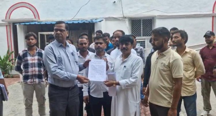 रायबरेली-बहेरवा में जमीन पर कब्जे का मामला: ग्रामीणों ने प्लाटर पर लगाये गंभीर आरोप, डीएम मिल सौपा ज्ञापन