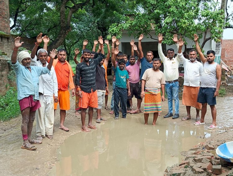 रायबरेली-बाबा का पुरवा में सड़क पर जलभराव से ग्रामीणों का गुस्सा फूटा,,,,,