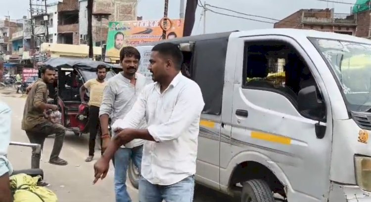 रायबरेली-निजी बस संचालक की बीच सड़क पर दबंगई 