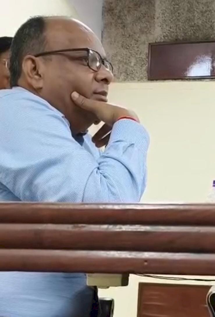 रायबरेली ITI फैक्ट्री के जीएम अपने अधीनस्थों को सतर्कता का ज्ञान बाट रहे थे राजीव श्रीवास्तव