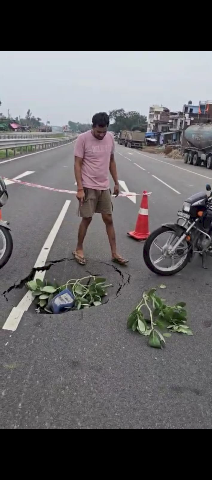 रायबरेली- ऊंचाहार में लगातार दूसरे दिन भी धंसी राष्ट्रीय राजमार्ग की सड़क, एसडीएम नें लिया संज्ञान,,,, 