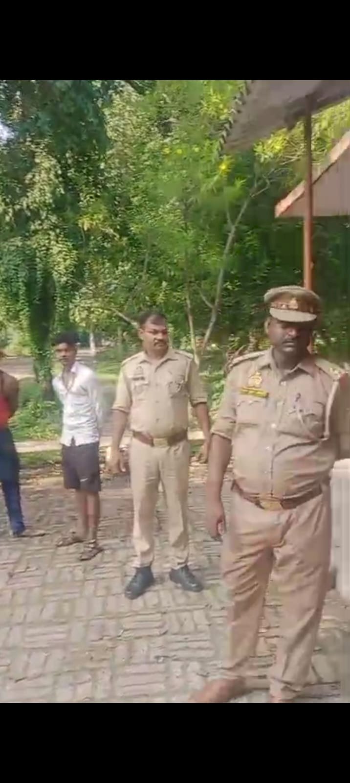 रायबरेली-इटौर बुजुर्ग गांव में सरकारी रुपयों के गबन के आरोपी के घर पुलिस ने कुर्की