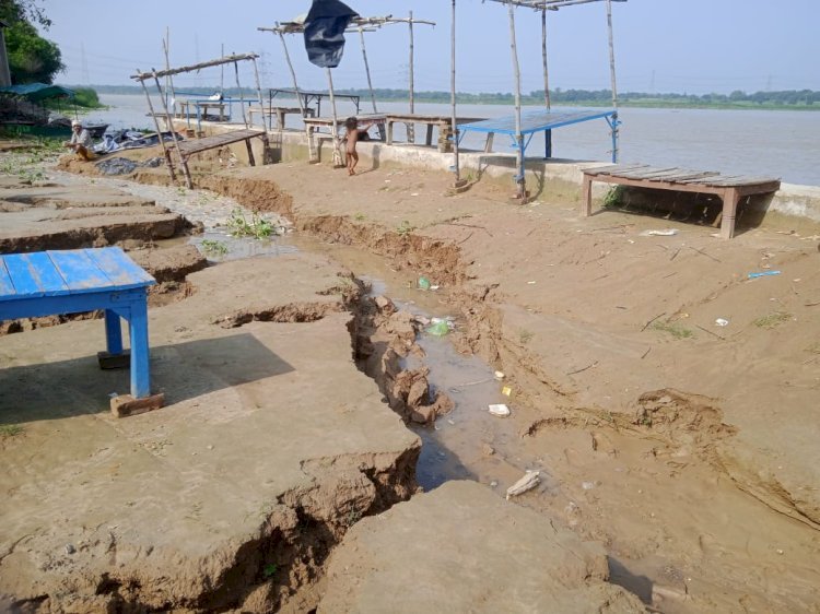 रायबरेली-गोकना गंगा घाट पर बरसात में मिट्टी बहने से बने गड्ढे, रक्षाबंधन पर्व पर श्रद्धालुओं को होगी दिक्कत,,, 