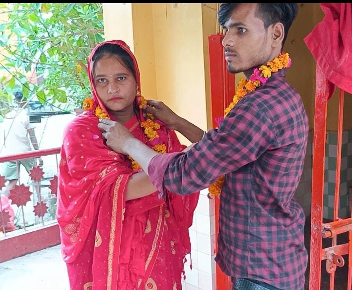 रायबरेली-दो प्यार करने वालो के सामने झुके परिवारों के लोग,कोतवाली के बाहर मंदिर में लिए सात फेरे