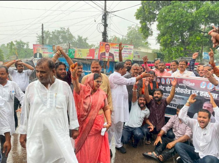 रायबरेली-वोट चोरी के खिलाफ युवा कांग्रेस रायबरेली का हस्ताक्षर अभियान 