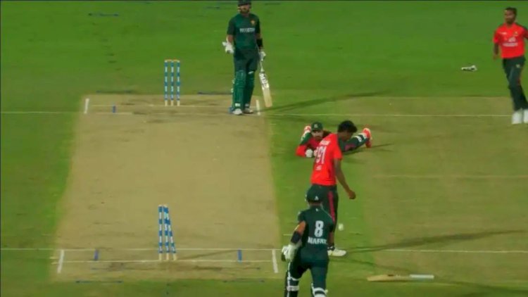 रन आउट होने पर खिसिया पाकिस्तानी बल्लेबाज, पहले फेंका बल्ला; फिर बीच मैदान साथी खिलाड़ी पर हुआ आग बबूला- VIDEO