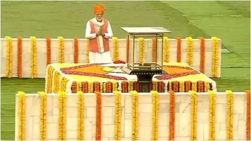 भगवा पगड़ी पहन राजघाट पहुंचे पीएम मोदी, राष्ट्रपिता महात्मा गांधी को किया नमन