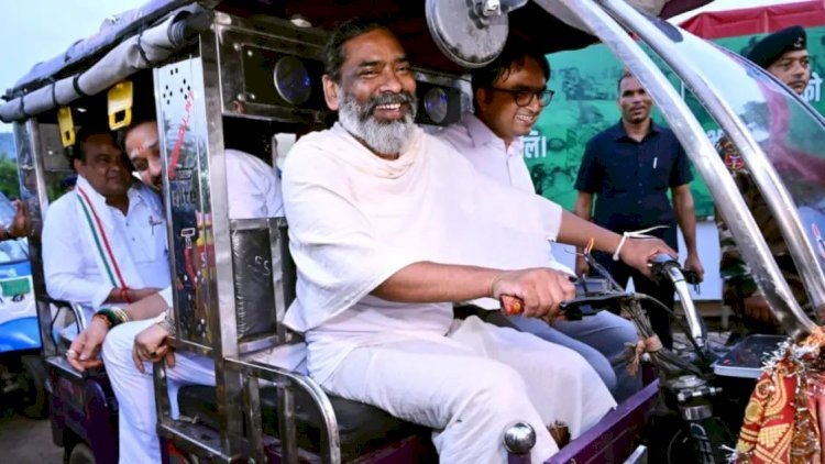 सीएम हेमंत सोरेन ने चलाया ई-रिक्शा, पिता शिबू सोरेन के श्रद्धांजलि समारोह की तैयारियों का लिया जायजा