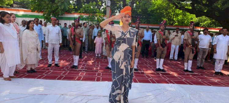 रायबरेली-जिलाधिकारी हर्षिता माथुर ने कलेक्ट्रेट परिसर में किया ध्वजारोहण