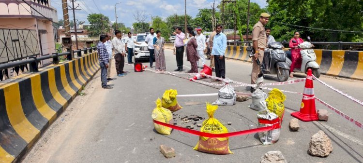 रायबरेली-डीएम ने छतिग्रस्त गल्ला मंडी फ्लाईओवर का किया निरीक्षण