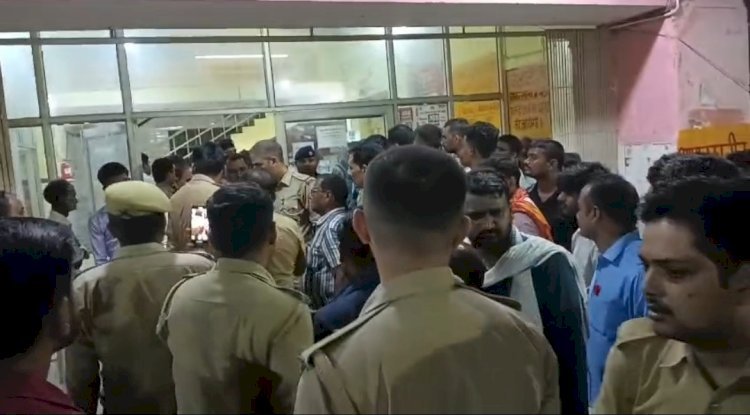 रायबरेली के जिला अस्पताल की मर्चुरी में शव न रखने को लेकर हंगामा