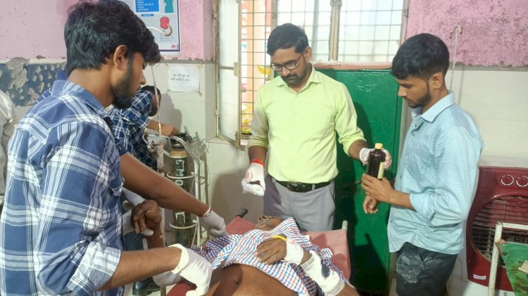 रायबरेली-अचानक गांव के अंदर से हाईवे पर निकली कार से टकराई बाइक, दो घायल