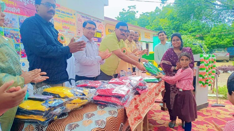 रायबरेली-बच्चों को बांटे गए स्पोर्ट्स यूनिफार्म