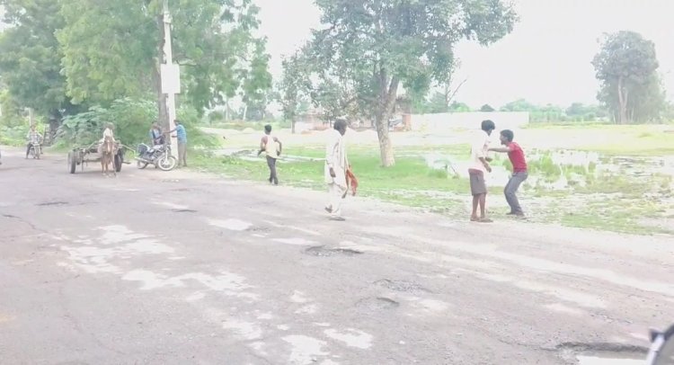 रायबरेली-डलमऊ के गंग नहर के पास बीच सड़क पर दंबगो का खुलेआम तांडव