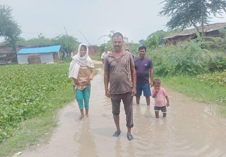 रायबरेली-गड्ढों में तब्दील पक्की सड़क डामर गायब ग्रामीणों ने रोड बनवाने की लगाई गुहार