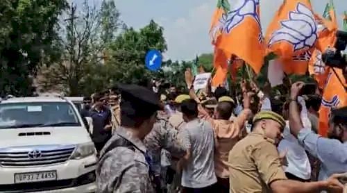 राहुल पहुंचे रायबरेली, योगी सरकार के मंत्री ने किस पर भाजपा कार्यकर्ताओं को पीटने का लगाया आरोप