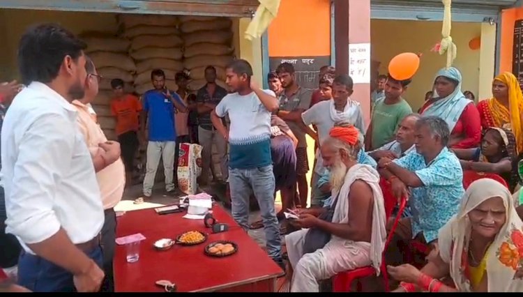 रायबरेली में पूर्ति निरीक्षक व ग्राम प्रधान प्रतिनिधि के बीच जमकर हुई बहस