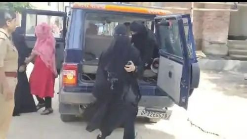 व्हॉट्सएप पर होती थी लड़कियों की नुमाइश, फिर बुलाते थे ग्राहक, लेते थे इतने रुपये