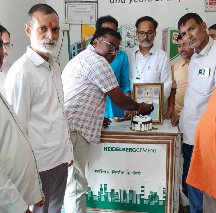 रायबरेली-केक काटकर मनाया गया पीएम मोदी का जन्मदिन